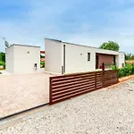 Echo Villa- Istra- Pool Jacuzzi- Bbq- Haustierfreundlich By Interhome