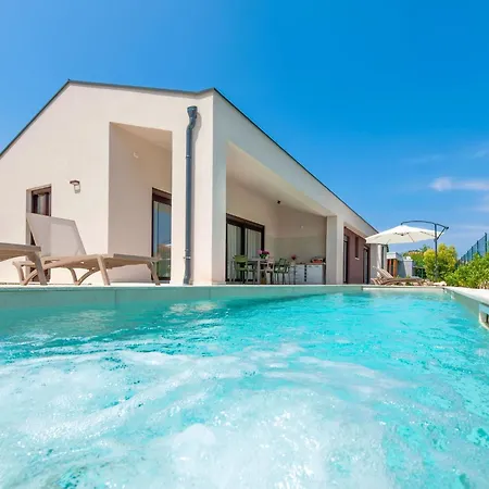 Casa vacanze Echo Villa- Istra- Pool Jacuzzi- Bbq- Haustierfreundlich By Interhome
