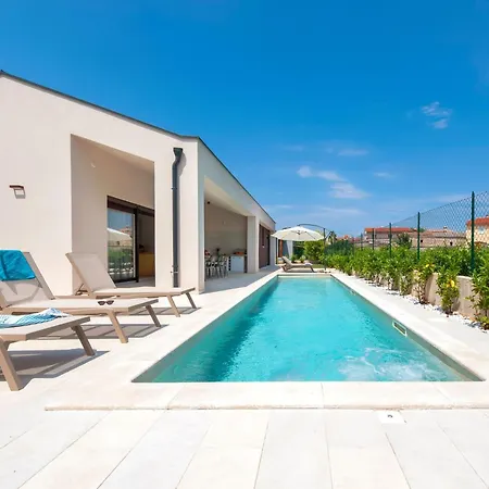 Echo Villa- Istra- Pool Jacuzzi- Bbq- Haustierfreundlich By Interhome *