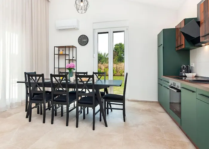 Echo Villa- Istra- Pool Jacuzzi- Bbq- Haustierfreundlich By Interhome